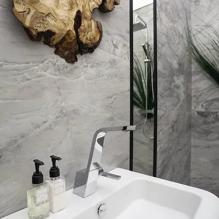 Modern White Moss Center 아파트 *