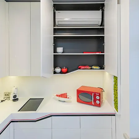 Modern White Moss Center *