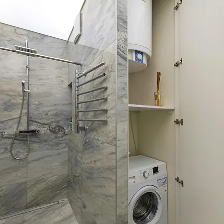 Modern White Moss Center شقة كاوناس