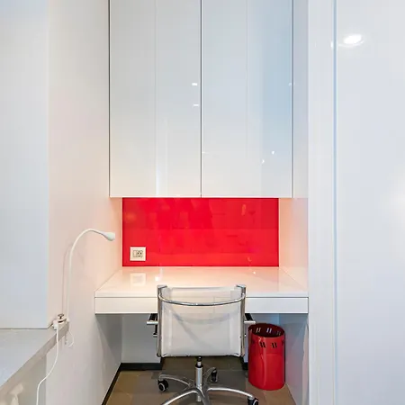 Modern White Moss Center كاوناس