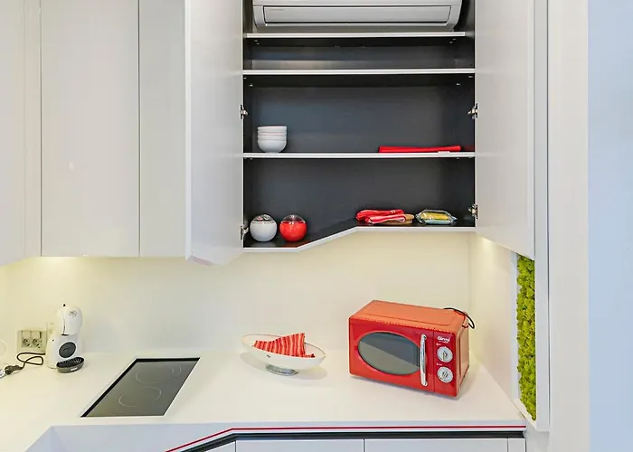 Modern White Moss Center *